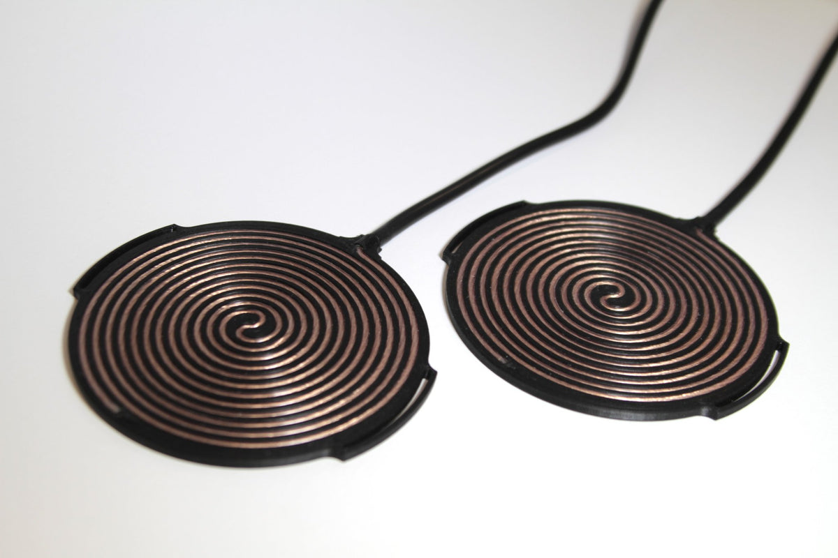 Tvíburi bifilar pancake coil pads, a matched pair 154 mm across, copper spiral windings in black TPU
